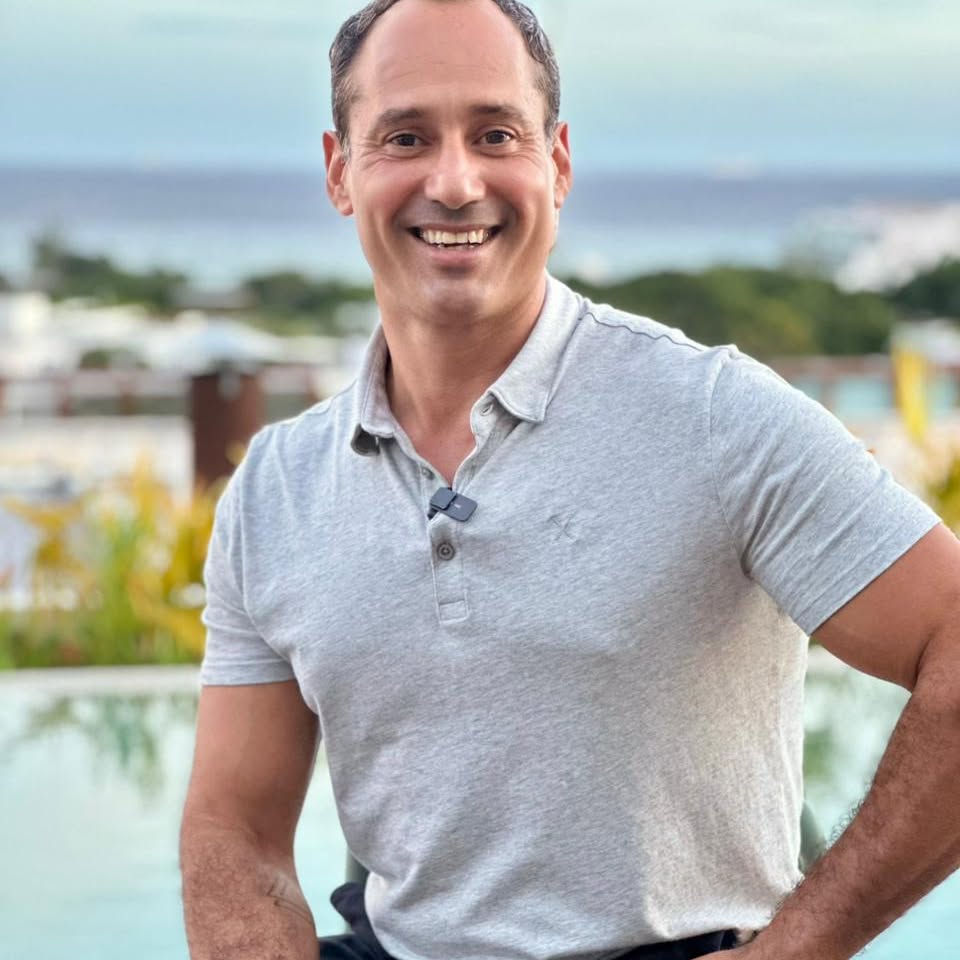 Oswaldo Ramos foto de perfil. Conocido como Valdo Realtor posa frente al caribe mexicano en una foto en primer plano