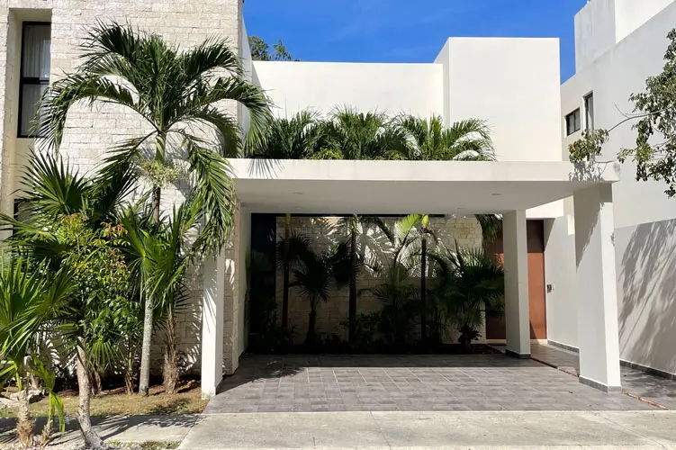 Fachada de una case en un residencial privado en Playa del Carmen