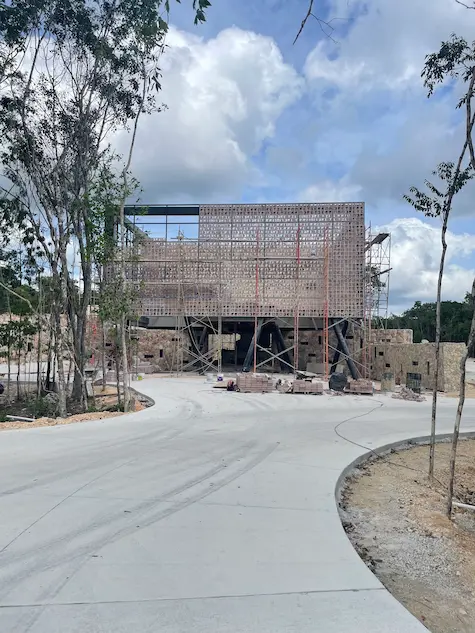 Se ve un avance de obra en un desarrollo en Playa del carmen. Podemos ver la fachada de la casa club