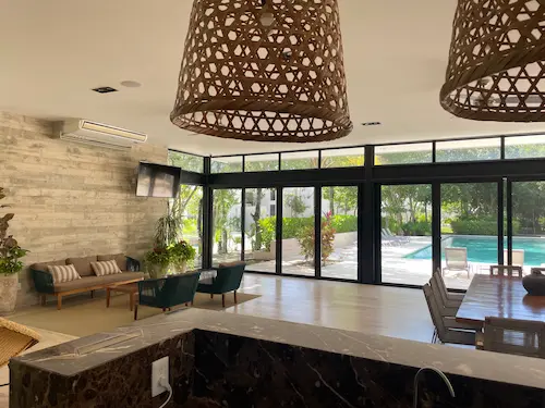 Interior de una casa club en un residencial privado en Playa del Carmen con vista a la piscina