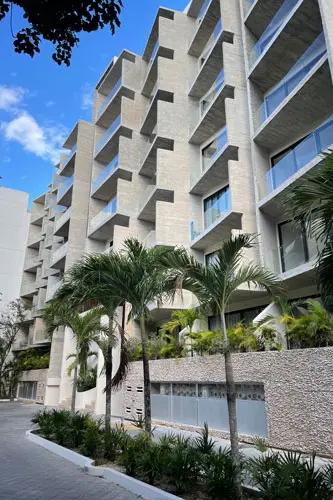 fachada de edificio de apartamentos en Playa del Carmen listos para invertir. Muy cerca de la quinta avenida