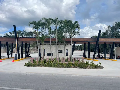 Acceso principal al desarrollo urbano residencial Tierra Madre en Playa del Carmen