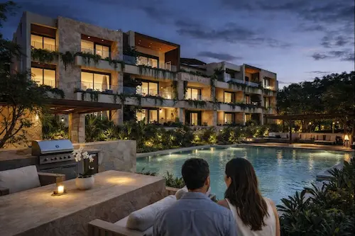 Complejo residencial moderno en Tulum con fachada contemporánea, piscina comunitaria y área social, ideal para compra e inversión inmobiliaria.