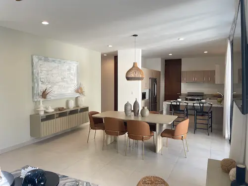 Comedor y salón de una propiedad lista para ser comprada en Playa del Carmen
