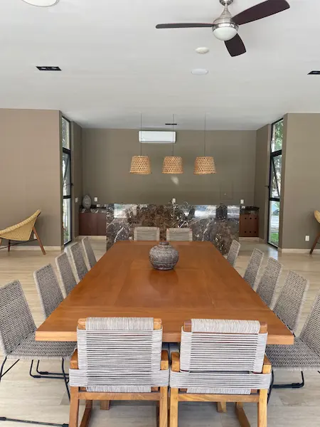 Inversión en propiedad en una casa contemporánea, se muestra el salón y comedor con acabados de madera