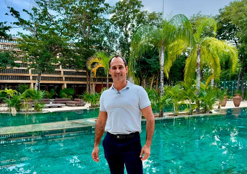 valdo-realtor-asesor-inmobiliario Agente inmobiliario Oswaldo Ramos frente una gran inversión de bienes raices con piscina y frondosos jardines