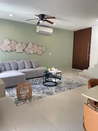 Interior de sala moderna en Riviera Maya, ejemplo para comparar compra en preventa vs entrega inmediata en México (Tulum y Playa del Carmen)