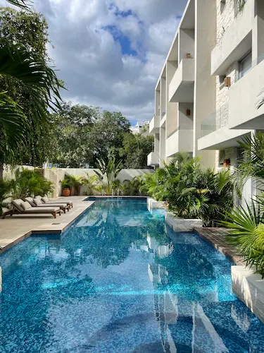 Apartamentos con piscina y zonas comunes en la Riviera Maya, ejemplo para calcular costos recurrentes de propiedad (HOA, mantenimiento y servicios) en Tulum y Playa del Carmen