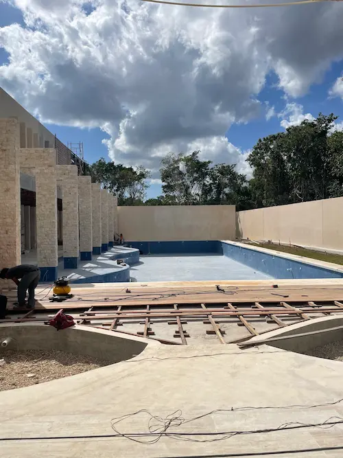 Avance de obra pra revisar antes de comprar una propiedad. Podemos ver piscina y zona de recreo sin terminar
