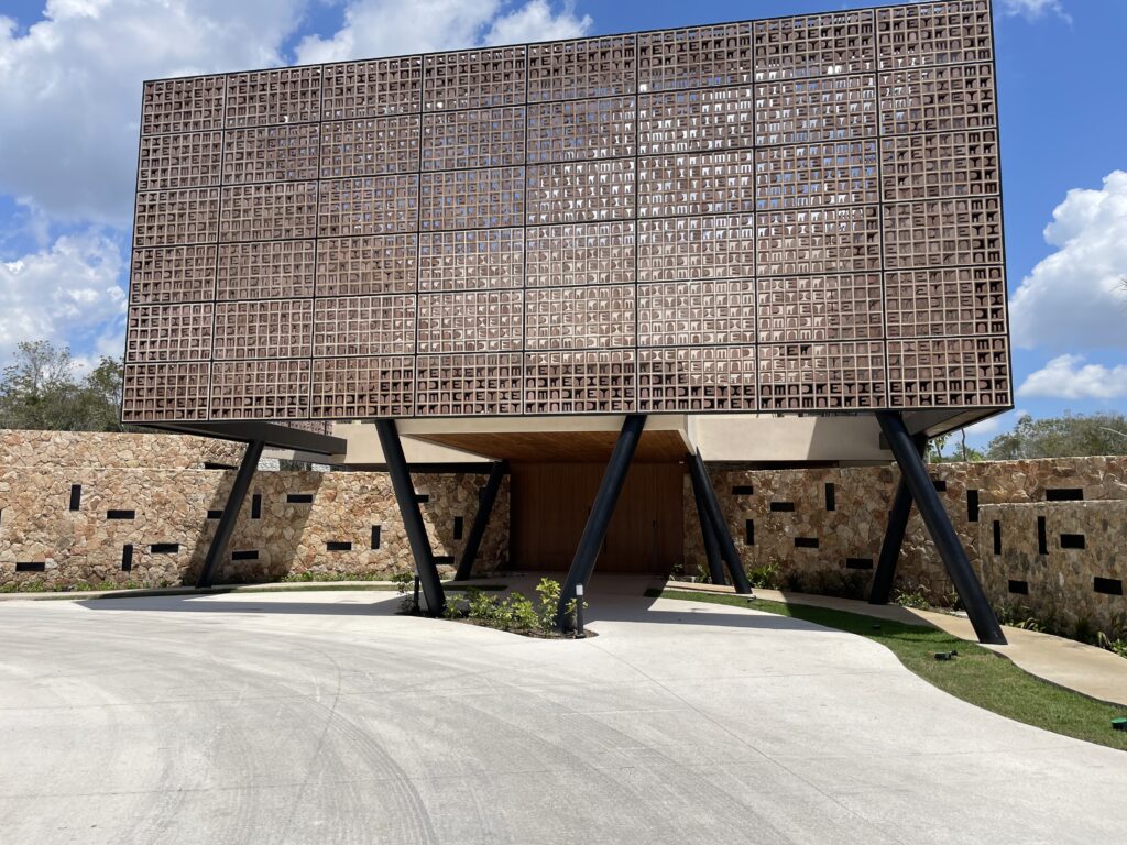 Acceso a motor lobby en Tierra Madre Playa del Carmen