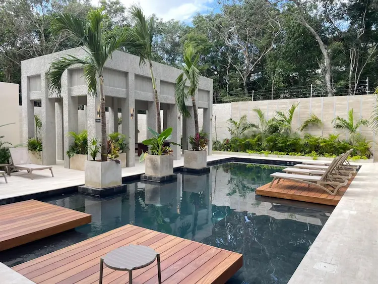 ulyima Propiedades con Camastros en la piscina