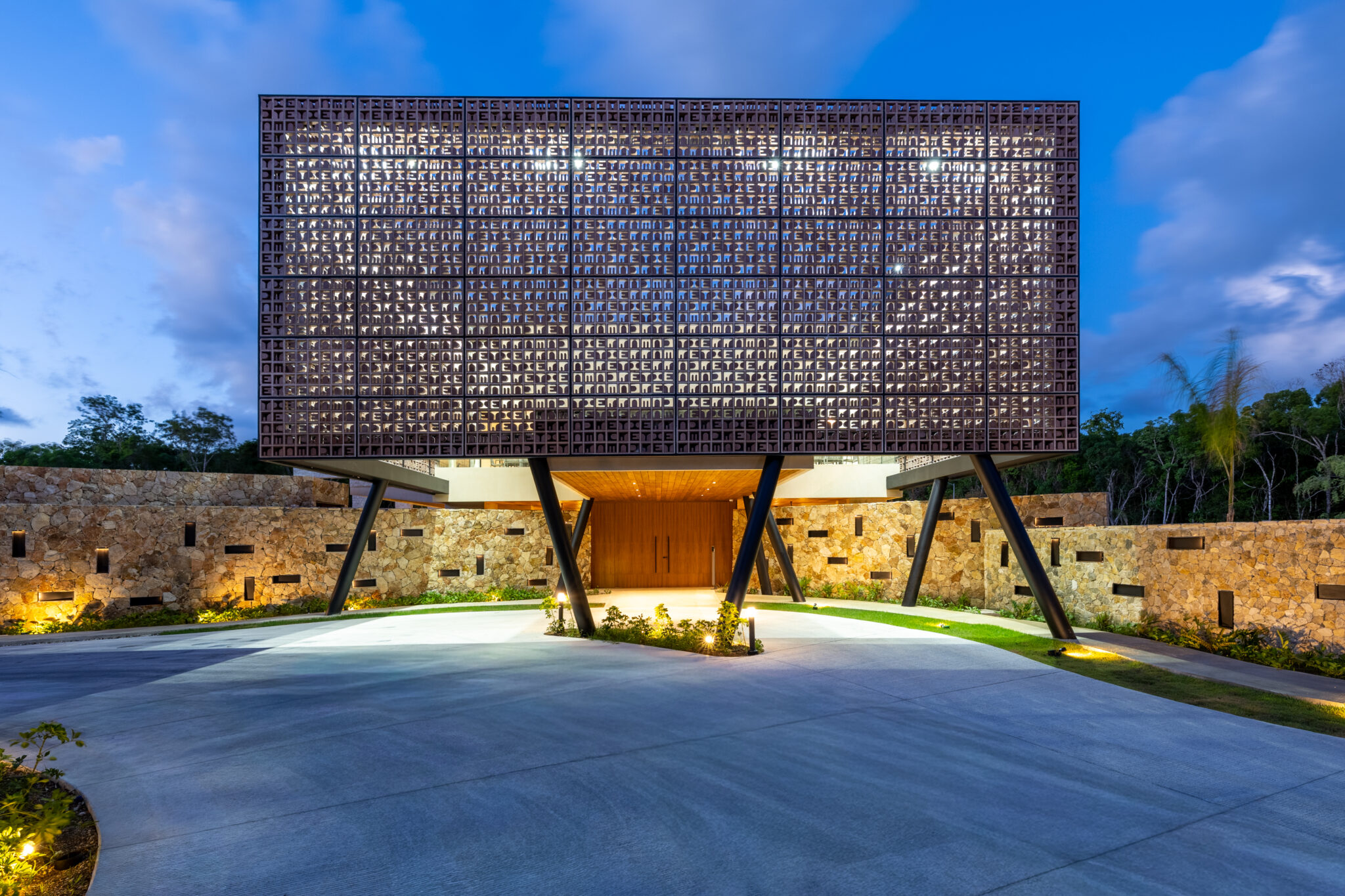 Casa Club de Tierra Madre Playa del Carmen con arquitectura contemporánea, áreas verdes y amenidades premium.